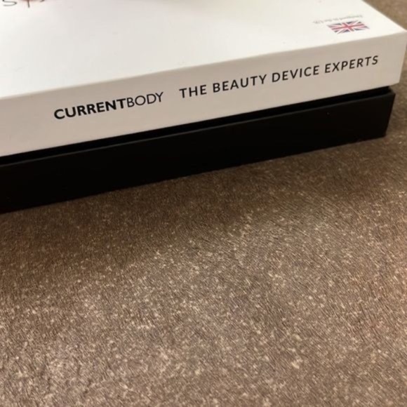 CurrentBody Skin LED Light Therapy Face Mask The world’s most powerful anti-agin - Picture 12 of 16